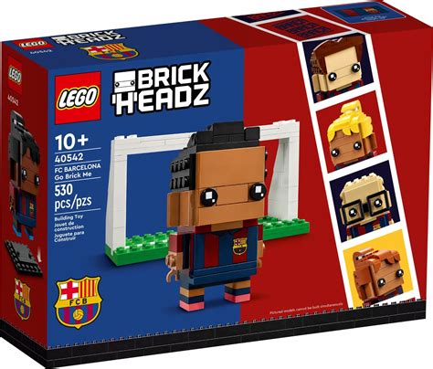 chlapec stavia z LEGO kociek