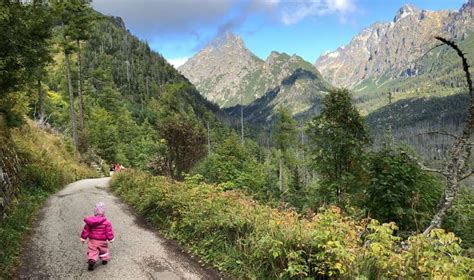 Krajinné foto Vysokých Tatier v lete s turistickými chodníkmi