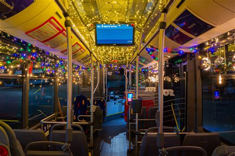 Tematické foto: autobus MHD s vianočnou výzdobou