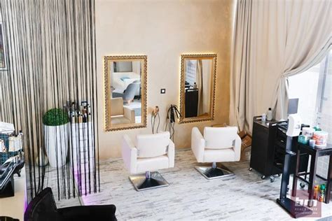 Exteriér alebo moderný interiér kaderníckeho salónu Šarm v Šuranoch