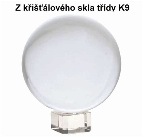 Tematické foto: Krištáľová guľa a balíček kariet ako rekvizity