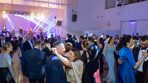 Fotografia skupiny účinkujúcej na pódiu s tradičnými krojmi