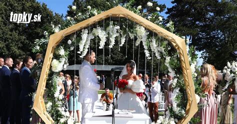 Tematické foto nevesty s účesom zdobeným gypsomilkami