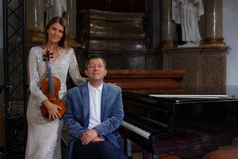 Fotografia dua PV Acoustic, Peter Zbranek (klavír) a Victoria Linnen (husle) počas vystúpenia