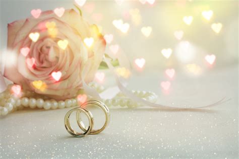 Koláž obrázkov symbolizujúcich rôzne svadobné výročia (bavlna, papier, koža, kvety, porcelán, zlato, diamant)