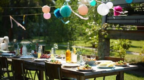 Tematické foto šťastných ľudí na záhradnej párty s jedlom a dekoráciami