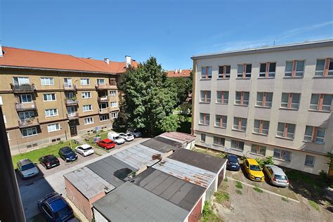 Tematická fotografia: Jesenná ulica v Maďarsku s trafikou