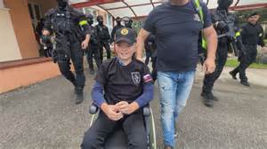 Tematická fotografia ročného chlapca v pohodlnom, svetlom obleku so zameraním na detaily strihu a materiálu.