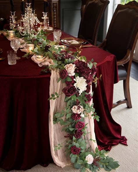 Fotografia detských mokasínov alebo pohodlných elegantných tenisiek vhodných na svadbu.