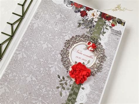 Detailný záber na elegantne otvorený svadobný fotoalbum s kvalitnými fotografiami