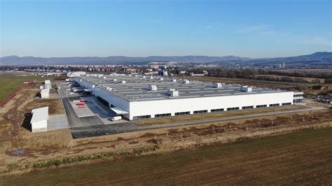 Pohľad na výrobný závod Panasonic Industrial Devices v Trstenej