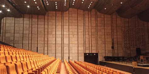 Panoramatický pohľad na interiér Veľkého koncertného štúdia Slovenského rozhlasu počas vystúpenia orchestra