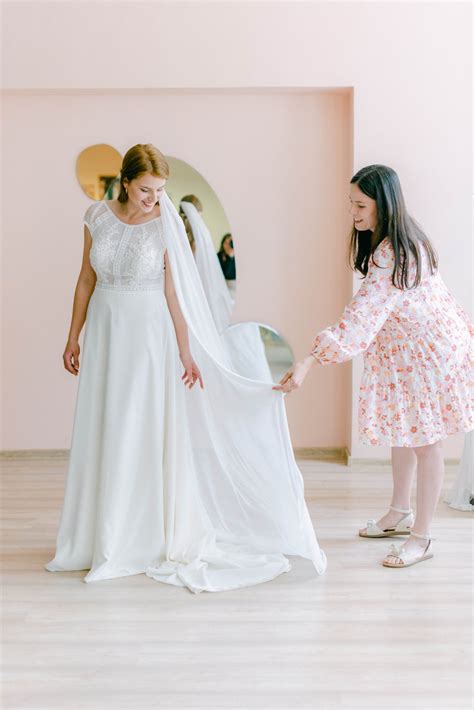 Nevesta so svadobnými šperkami a závojom