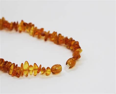Detailný záber na jantárový náhrdelník s rôznymi odtieňmi