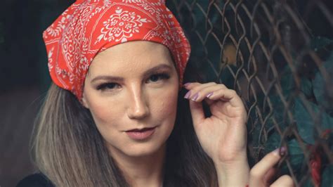 Portrét Michela Gondryho, známeho svojou vizuálnou kreativitou a originálnym štýlom.