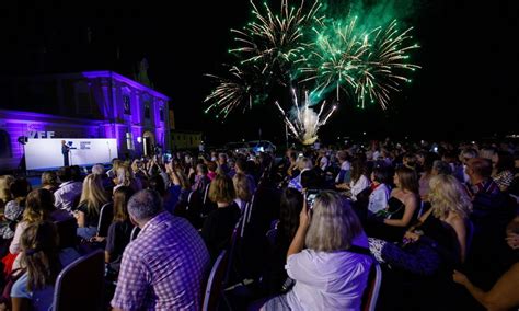 tematické foto otvorenia festivalu s publikom