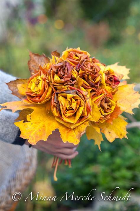 Foto mandaly v tvare stromu vytvorenej z jesenných listov