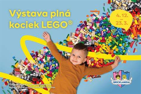 Dievčatko sústredene stavia vežu z LEGO kociek