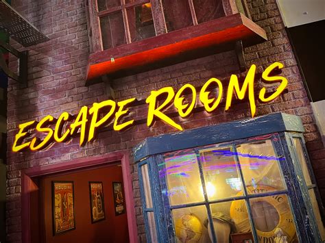 Tím ľudí rieši hádanky v Escape Roome