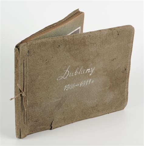 Scrapbook album s osobnými odkazmi a fotografiami