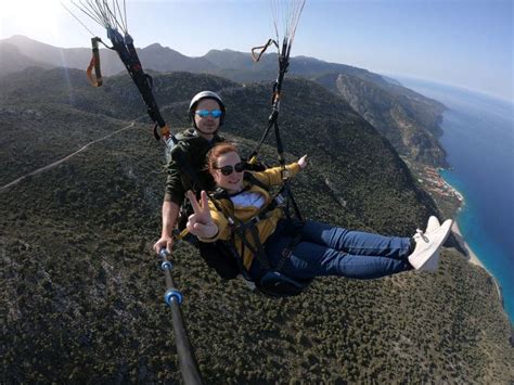 Ľudia sa pripravujú na tandemový paragliding