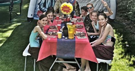 tematické foto: narodeninová oslava v rozkvitnutej májovej záhrade