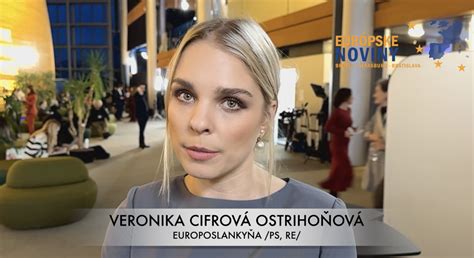 Sajfa a Veronika Cifrová Ostrihoňová pri podpise sobášneho listu