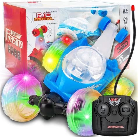 foto chlapca hrajúceho sa s autíčkom na diaľkové ovládanie