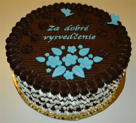 Detailný rez slávnostnej viacvrstvovej torty s krémovou plnkou