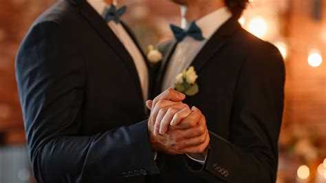 Inšpiratívne fotografie svadobného oblečenia pre páry rovnakého pohlavia - elegantné obleky pre mužov, rôzne štýly šiat a kostýmov pre ženy.