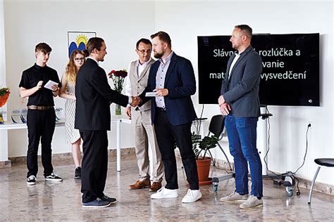 Tematické foto: Profesor gratuluje maturantovi pri odovzdávaní vysvedčenia