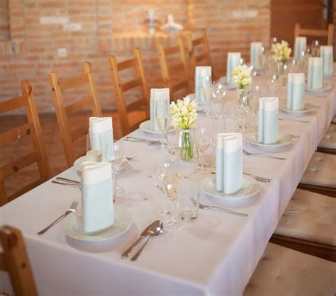 Fotografia elegantne prestretého stola pre rodinnú oslavu