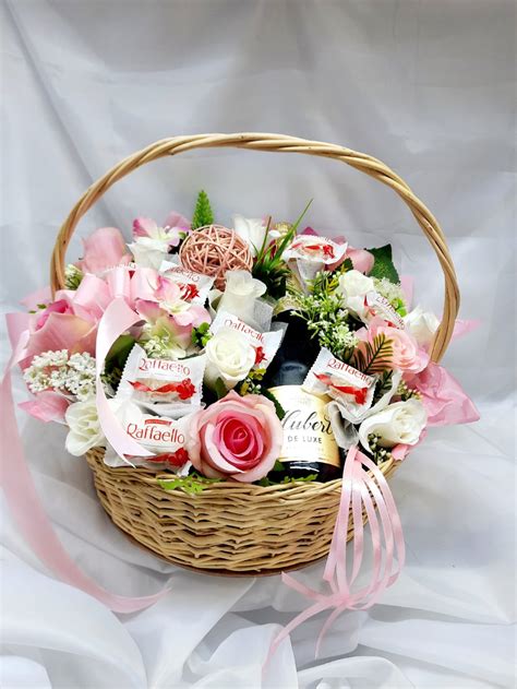 inšpiratívna koláž darčekov pre ženy (sviečky, kvety, drobné darčeky)