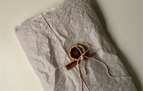 návod na ekologické balenie darčekov pomocou papiera a stúh