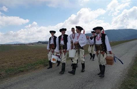 Fotografia lendackých Goralov v tradičných krojoch počas veľkonočných osláv