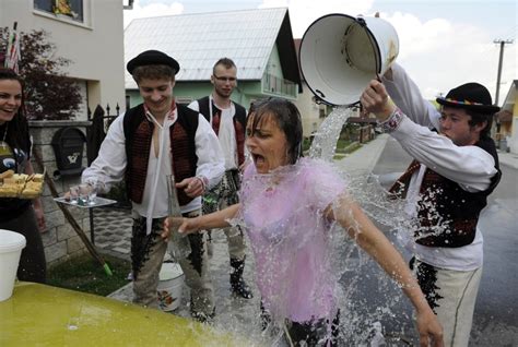 Tematické foto: Chlapci oblievajúci dievčatá studenou vodou na Veľkonočný pondelok