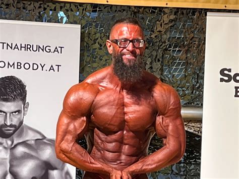 motivačné foto: kulturista v príprave s viditeľnými výsledkami