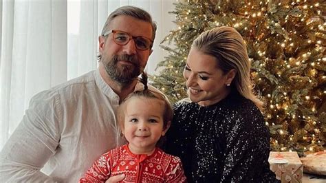 Tematická fotografia vianočnej výzdoby s rodinou