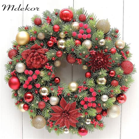 Fotografia tradičnej vianočnej výzdoby v červeno-zlatých tónoch