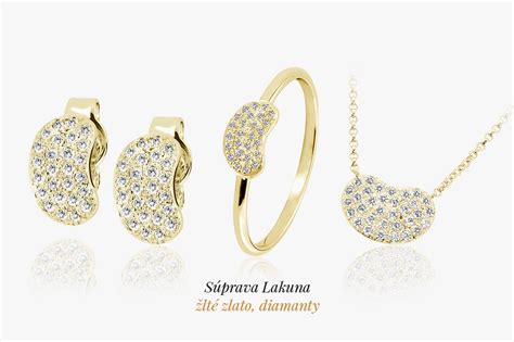 Tematické foto oslavujúce výročie svadby s dvoma pohármi a šperkom