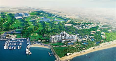 Hotel JA Lake View v Dubaji s golfovým ihriskom a bazénom