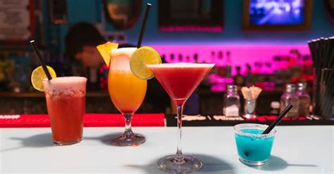 Bar s rôznymi nealkoholickými nápojmi, vrátane infúzovanej vody s ovocím a bylinkami, na svadbe