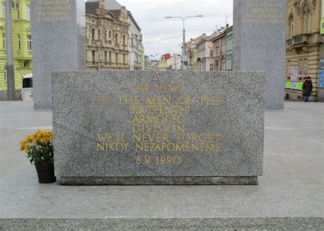 Detail nápisu na Centrálnom kríži