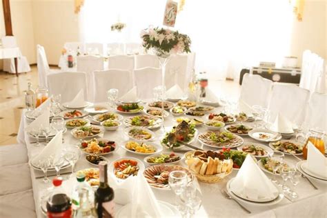 Rôzne spôsoby umiestnenia svadobného menu na stole (na tanieri, vedľa, samostojace)
