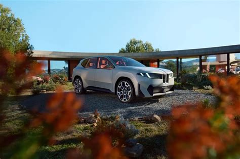 Moderný autosalón s novými modelmi áut a ľuďmi