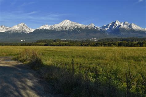 Fotografia: Panoráma zasnežených Vysokých Tatier s lyžiarskym strediskom.