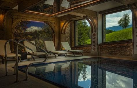 Fotografia: Moderný wellness priestor s bazénom a výhľadom na hory.