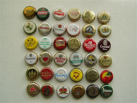 Kolekcia rôznych fliaš piva z celého sveta