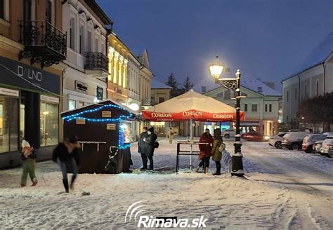 Fotografia: deti predvádzajúce program na besiedke alebo stánok na vianočnom bazáriku