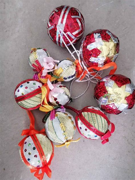 fotografia starých vianočných sklenených gulí a raketiek